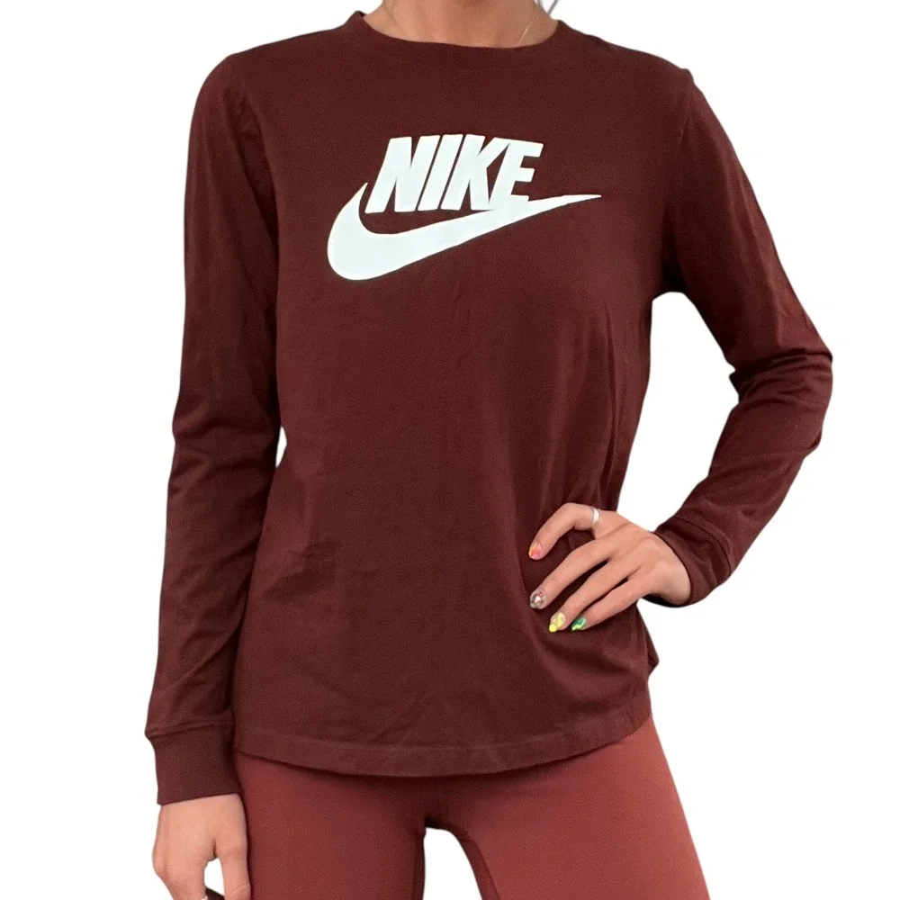 Nike Women's Sm Brown White Graphic Logo Long Sleeve T-Shirt The Nike Tee Sporty